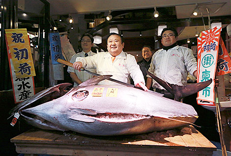 Chef der japanischen Sushi-Kette Sushi Zanmai, Kiyoshi Kimura, mit dem teuersten Tunfisch