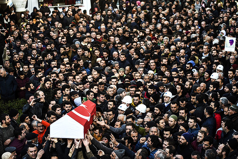 © APA/AFP/Bulent Kilic Hunderte Menschen mit dem Sarg eines Opfers beim Begräbnis in Istanbul