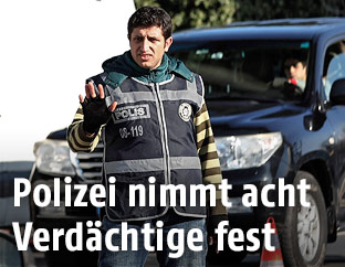 Polizist stoppt Fahrzeuge