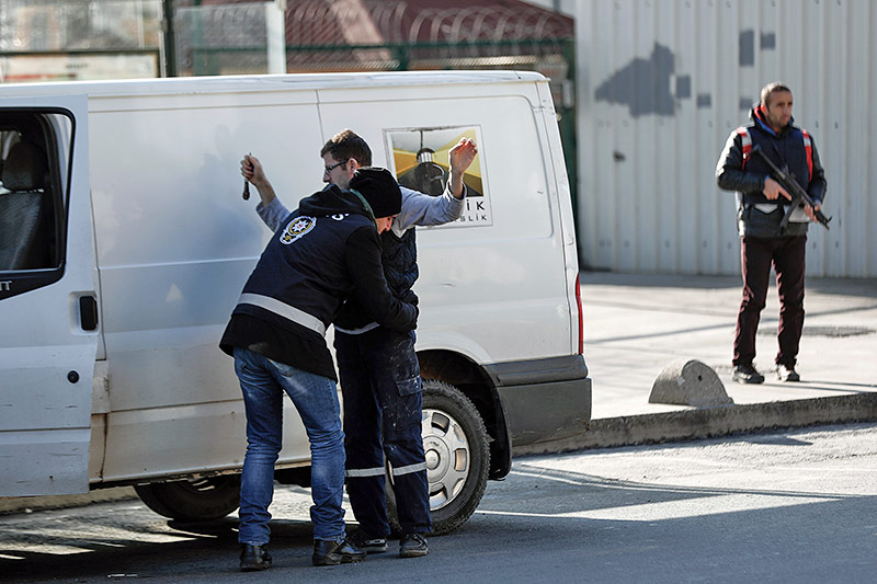 © APA/AP/Halit Onur Sandal Polizist kontrolliert eine Person