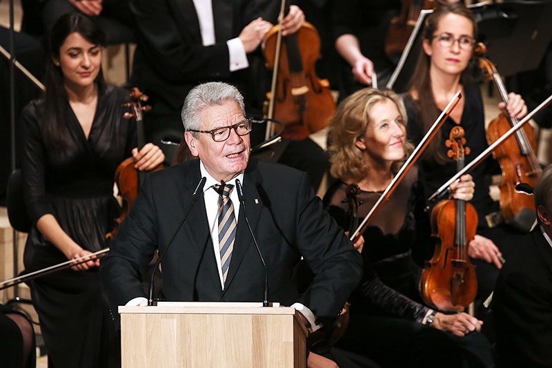 © APA/AFP/Christian Charisius Der deutsche Bundespräsident Joachim Gauck während seiner Eröffnungsrede in der Elbphilharmonie in Hamburg