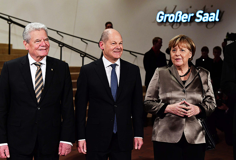 © APA/AFP/Tobias Schwarz Der deutsche Bundespräsident Joachim Gauck, der Hamburger Bürgermeister Mayor Olaf Scholz und die deutsche Bundeskanzlerin Angela Merkel