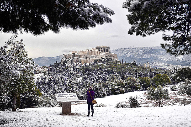 © APA/AFP/Louisa Gouliamaki Blick auf die verschneite Akropolis in Athen