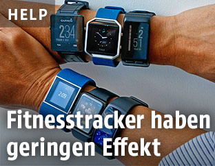 Verschiedene Fitnesstracker auf zwei Handgelenken