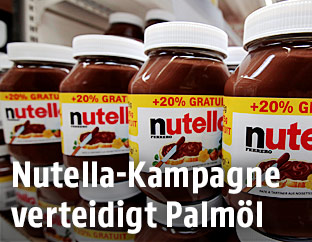 Nutellagläser in einem Regal