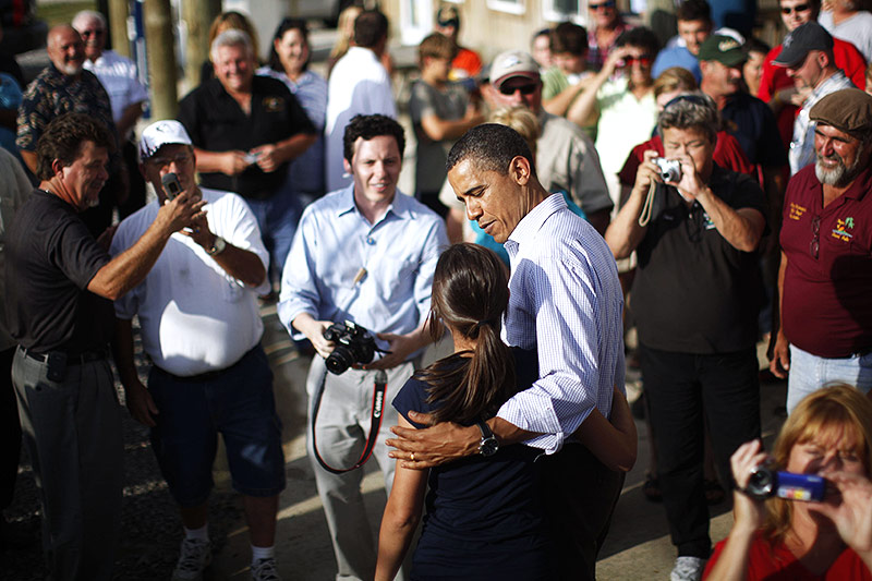 © Reuters/Jason Reed Archivbild aus dem Jahr 2010: US-Präsident Barack Obama umarmt eine Bewohnerin Grand Isles, die von den Folgen der Deep-Horizon-Explosion betroffen ist