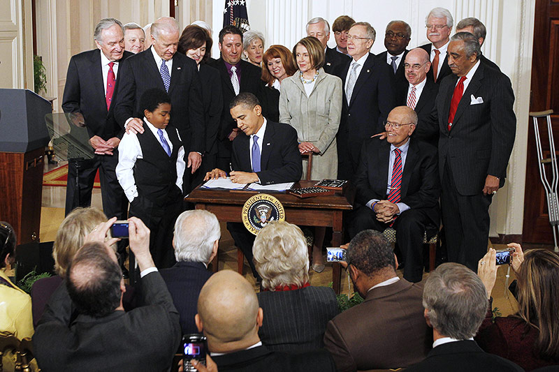 © Reuters/Jason Reed Archivbild aus dem Jahr 2010 zeigt US-Präsident Barack Obama beim Unterschreiben des "Obamacare"-Gesetzesentwurf