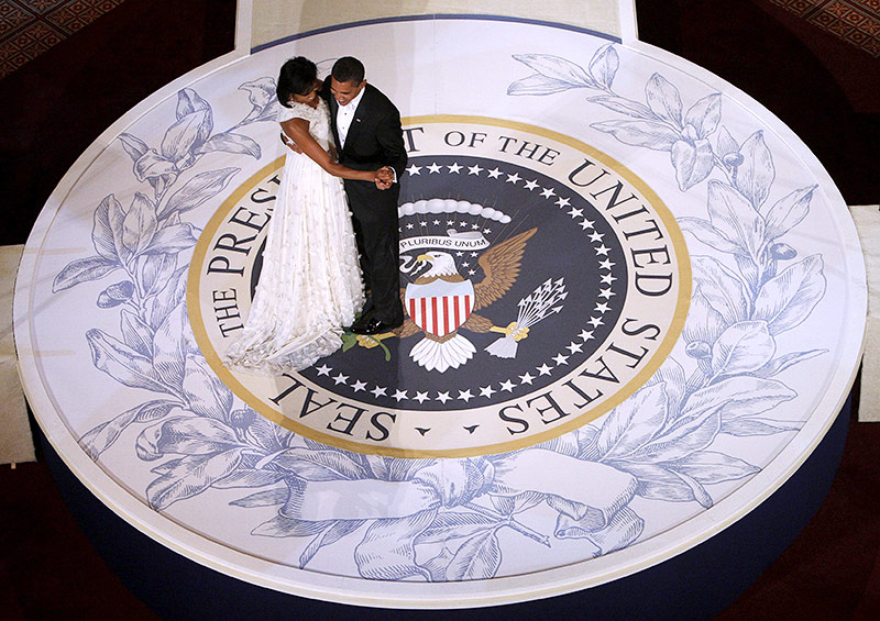 © Reuters/Jim Young Archivbild aus dem Jahr 2009 von US-Präsident Barack Obama und Michelle Obama beim Tanzen