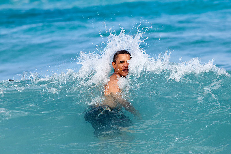 © APA/AFP/The White House/Pete Souza Barack Obama geht im Meer schwimmen
