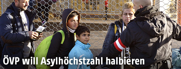 Fl&uuml;chtlinge an der &Ouml;sterreichischen Grenze