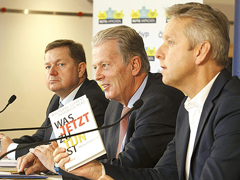 © APA/Erwin Scheriau Generalsekretär Werner Amon, ÖVP Parteiobmann Vizekanzler Reinhold Mitterlehner und ÖVP Klubobmann Reinhold Lopatka