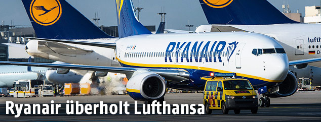 Eine Ryanair-Maschine vor einem Lufthansa-Flugzeug