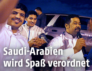 Menschen in Saudi Arabien lachen