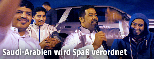 Menschen in Saudi Arabien lachen
