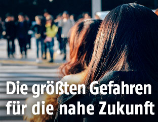 Menschen stehen an einer Stra&szlig;e