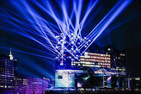 © APA/AP/dpa/Markus Scholz Beleuchtete Elbphilharmonie in Hamburg
