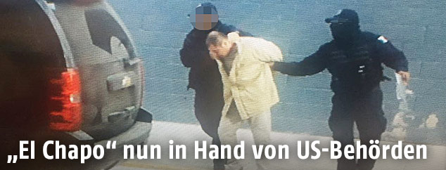 Joaquin Guzman alias El Chapo wird von mexikanischen Polizisten abgef&uuml;hrt