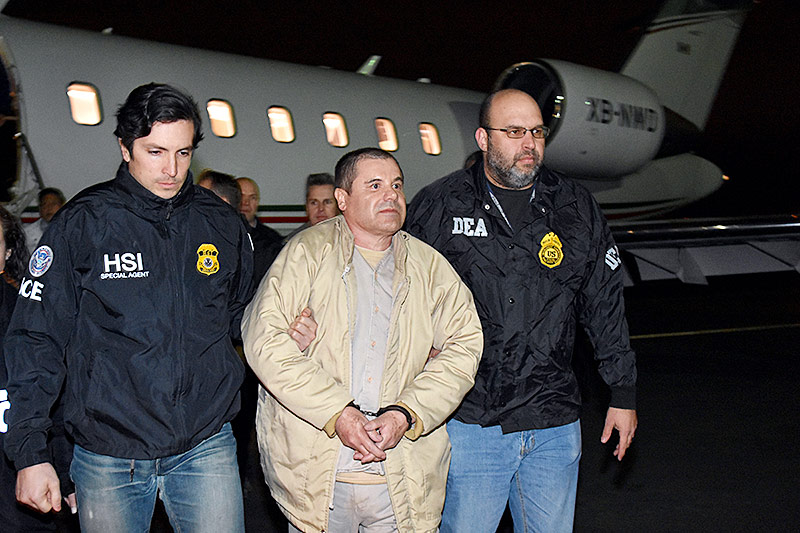 Joaquin Guzman alias El Chapo zwischen zwei US-Polizisten
