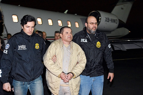© AP/U.S. law enforcement Joaquin Guzman alias El Chapo zwischen zwei US-Polizisten