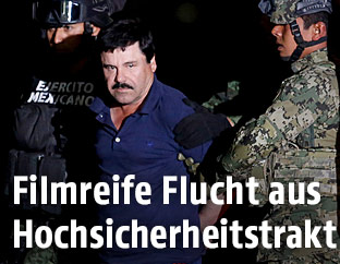 Joaquin Guzman wird von Polizisten abgef&uuml;hrt