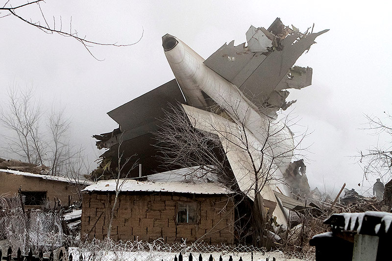 © Reuters/Vladimir Pirogov Flugzeugwrack auf einem Haus