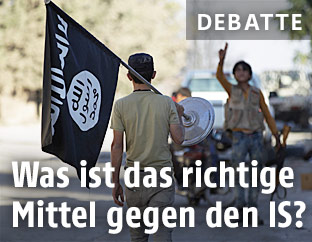 Junger Mann mit IS-Flagge