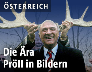 Erwin Pröll bekommt ein Elchgeweih aufgesetzt