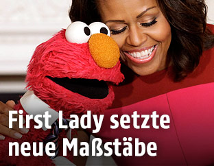 Michelle Obama mit Figuren der Sesamstrasse