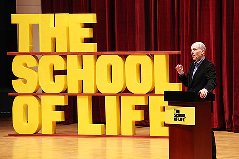 Alain de Boton hält Vortrag an der School of Life
