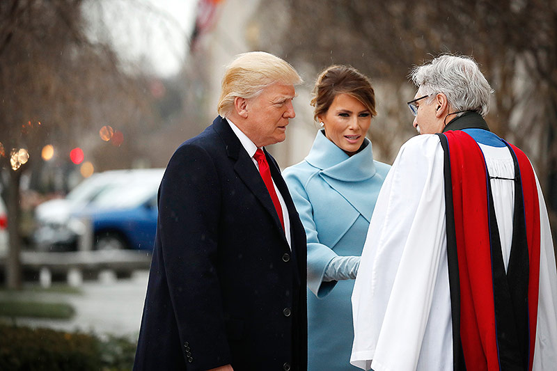 © AP/Alex Brandon Donald und Melania Trump vor der Messe