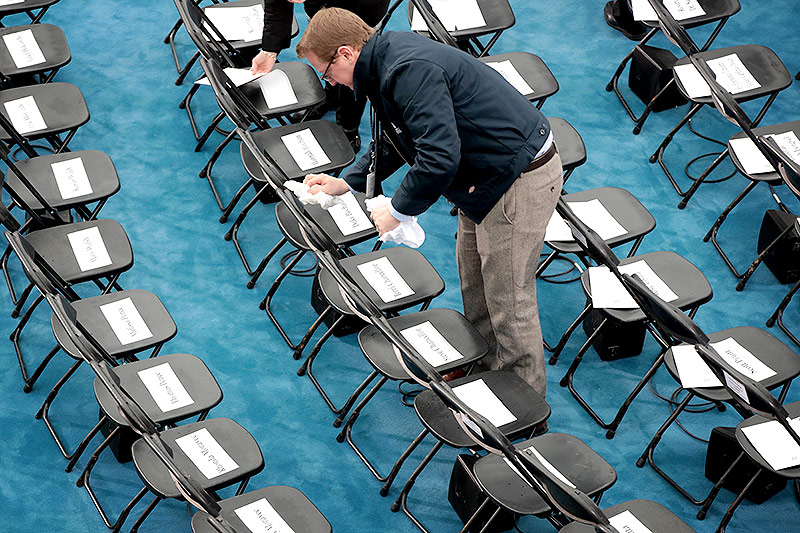 © APA/AFP/Getty Images/Scott Olsen Ein Mitarbeiter trocknet Stühle