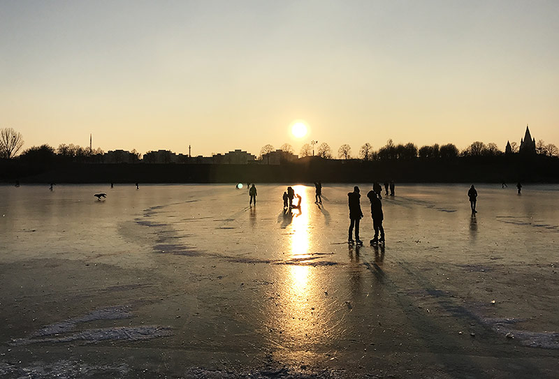 © ORF.at/Doris Manola Eisläufer auf einem Eislaufplatz