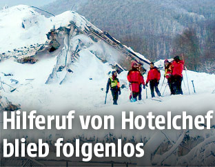 Helfer auf dem verschütteten Hotel