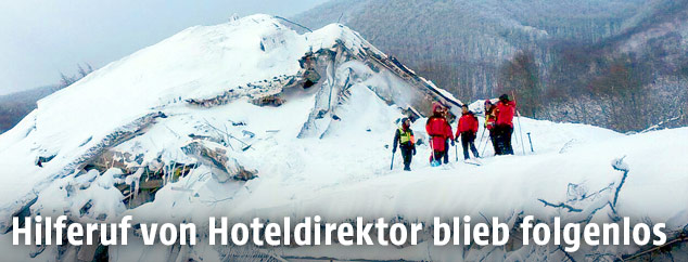 Helfer auf dem verschütteten Hotel