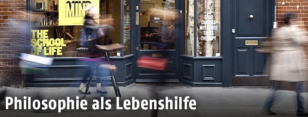 Menschen gehen an der School of Life in London vorbei
