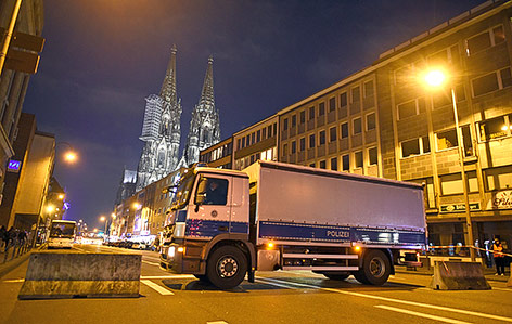 Polizei-LKW sperrt eine Straße in Köln ab