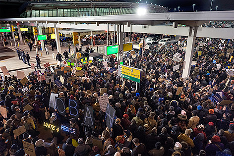 Proteste in einem Flughafen in New York