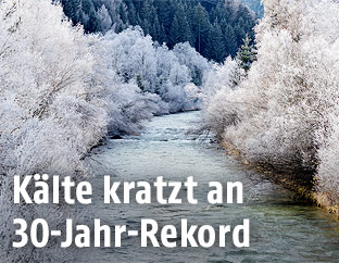 Die Mur umgeben von raureifüberzogenen Bäumen