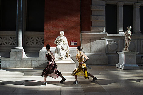 Frauen turnen im MET Museum