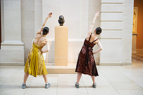 Frauen turnen im MET Museum