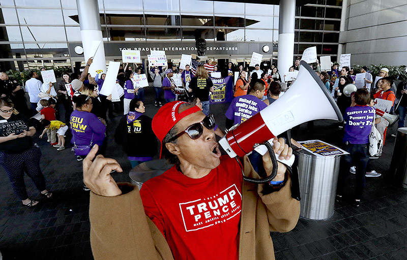 © APA/AP/Chris Carlson Trump-Unterstützer mit Megafon vor Anti-Trump-Demonstranten