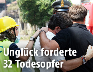 Menschen trauern um ihre Angehörige