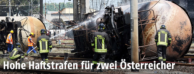 Archivbild aus dem Jahr 2009 zeigt umkekippte Tankwagen und Feuerwehreinsatzkräfte