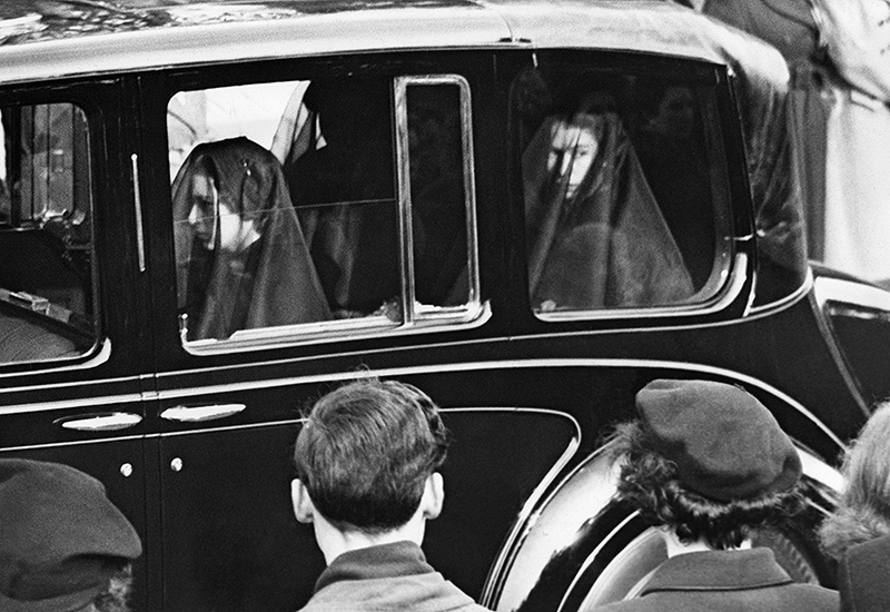 © AP Queen Elizabeth II und Prinzessin Margaret beim Begräbnis von König George VI