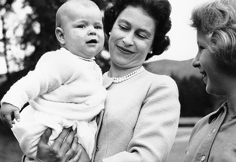 © AP Die Queen mit dem 6 Monate alten Prince Andrew