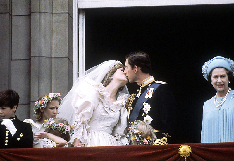 © AP Die Queen bei der Hochzeit von Charles und Diana