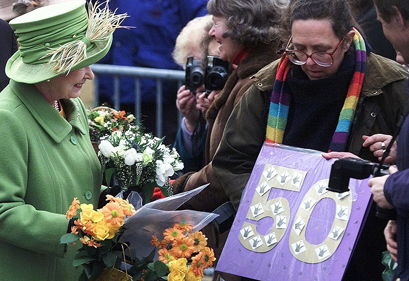 © AP Die Queen mit Gratulanten zu ihrem 50. Thronjubiläum