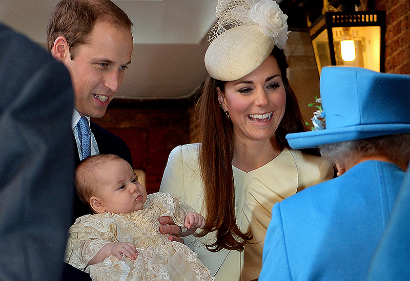 © AP Prince William mit seinem Sohn Prince George und seiner Frau Catherine