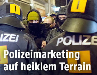 Polizisten und vermummte Akademikerball-Demonstranten