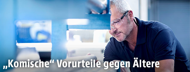 Arbeiter in einer Aluminiumfabrik